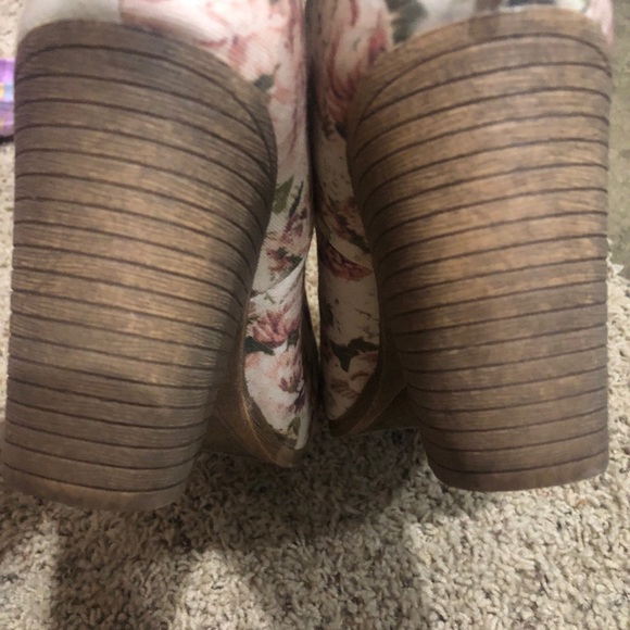 Booties. - Picture 7 of 8